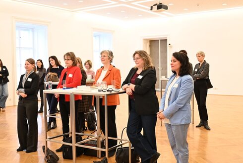 Frauengruppe stehend