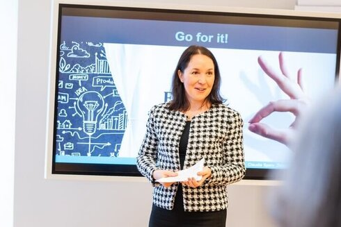 Michaela Leonhardt, Vorsitzende OVE Fem, bei der Eröffnung eines Netzwerktreffens