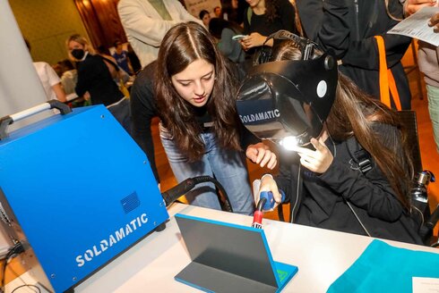 Girls! TECH UP Mitmachstation VR Brille