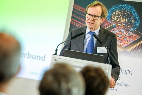 Peter Reichel eröffnet das OVE IT-Kolloquium 2023