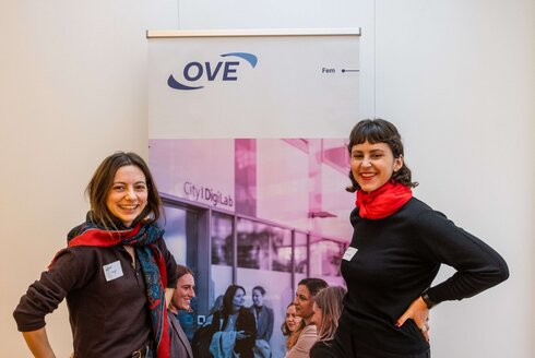 Zwei Studentinnen vor einem Roll-up