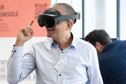 Markus Garschall mit VR-Brille