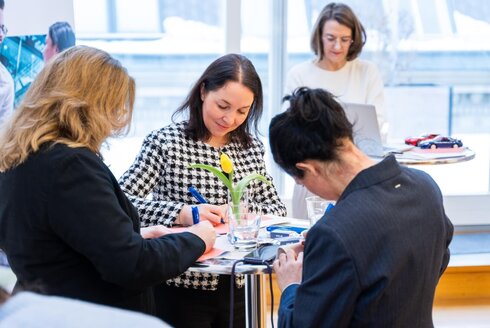 Frauen bei einem Netzwerktreffen