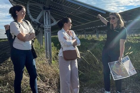 drei Frauen vor einer Agri-PV-Anlage