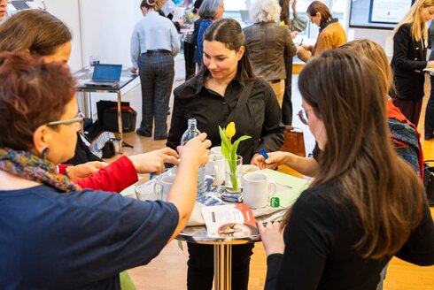 Frauen bei einem Netzwerktreffen