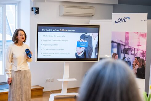 Vortragende Claudia Spary bei einem Damen-Netzwerktreffen