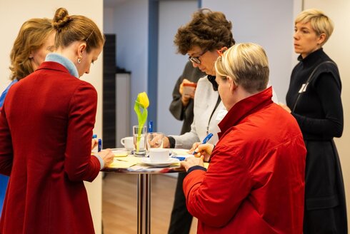 Frauen bei einem Netzwerktreffen