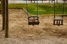 Kinderspielplatz, 2 leere Schaukeln