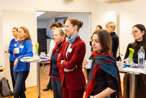 Frauen bei einem Netzwerktreffen