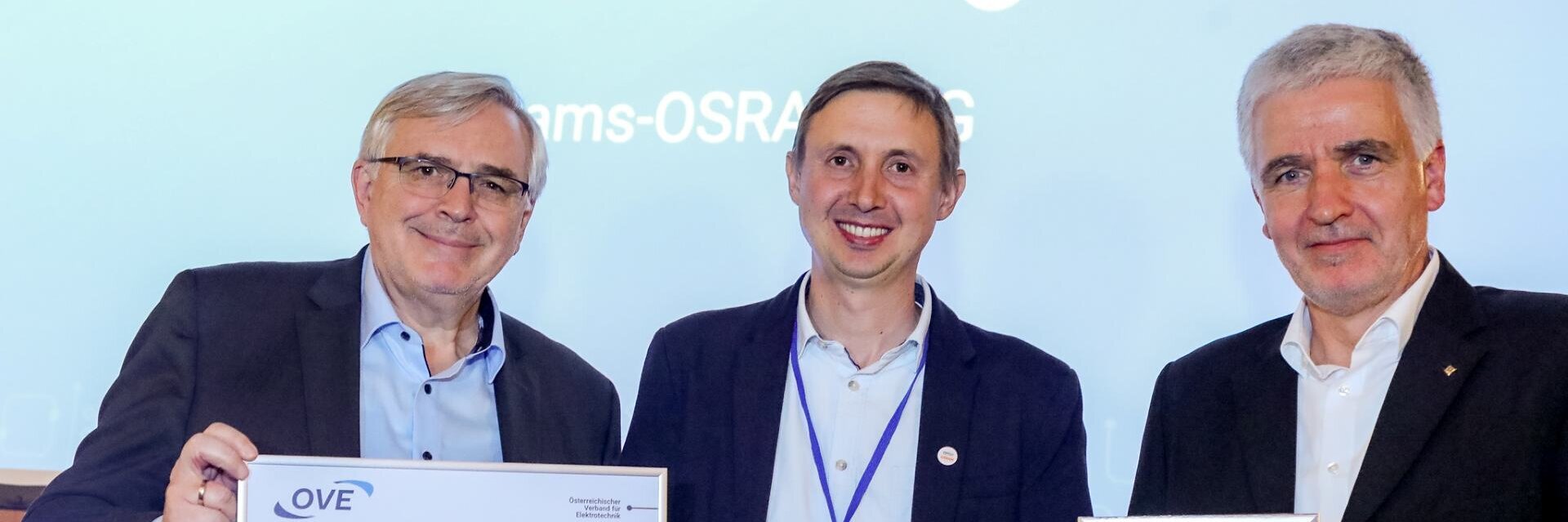 Innovation Award Gewinner mit OVE-Präsident und Juryvorsitzendem