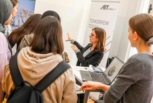 Girls! TECH UP Mitmachstation AIT