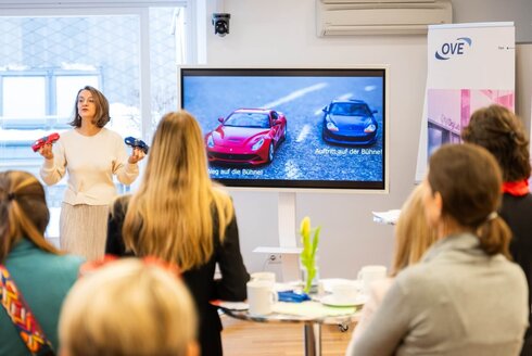 Vortragende Claudia Spary bei einem Damen-Netzwerktreffen