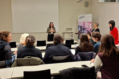 Frauengruppe von hinten im Vortragssaal