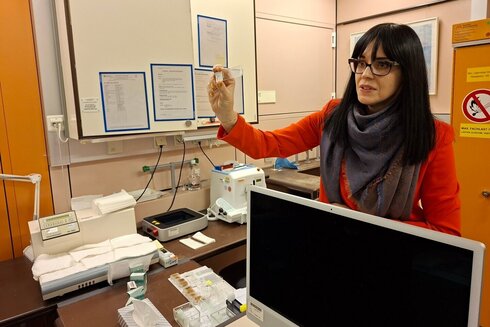 Nicole Amberg zeigt eine präparierte Gewebeprobe