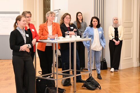 Frauengruppe stehend