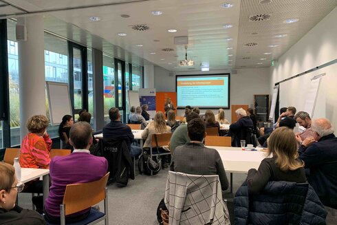 Menschen in einem Seminarraum