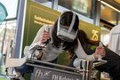 Mädchen mit VR-Brille auf einem Flugsimulator