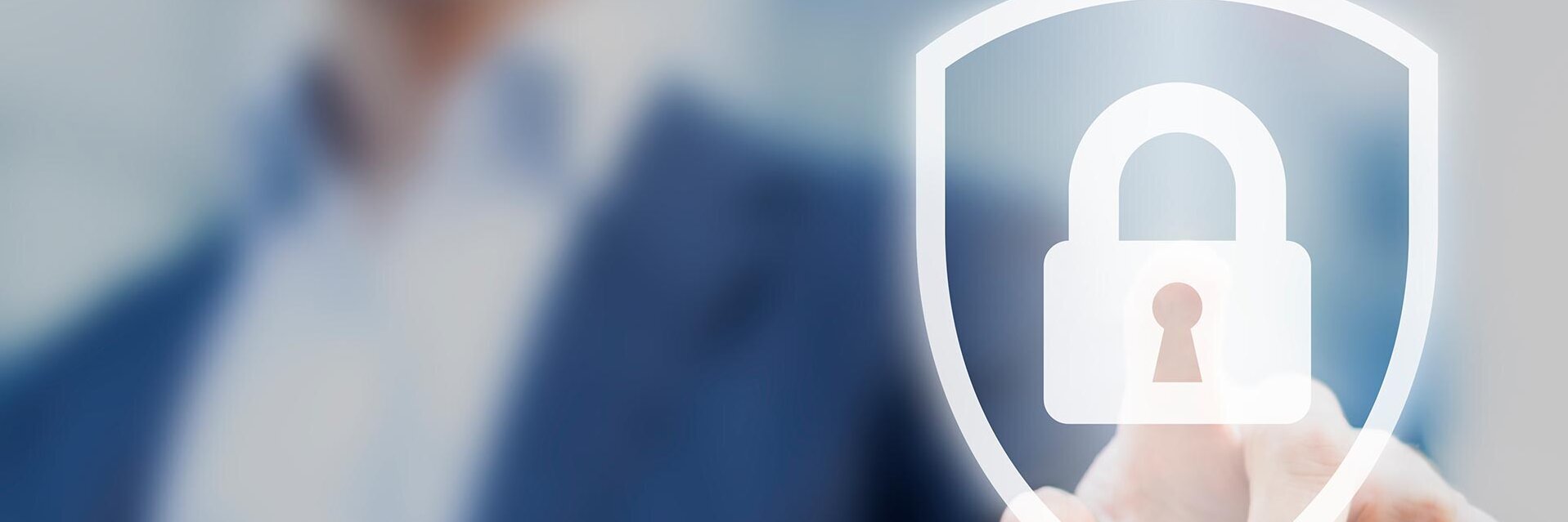 Person im Hintergrund zeigt mit Finger auf ein digitales Symbol für Cybersecurity, ein Schild mit Vorhängeschloss in der Mitte
