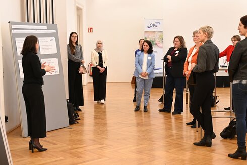 Frauengruppe stehend