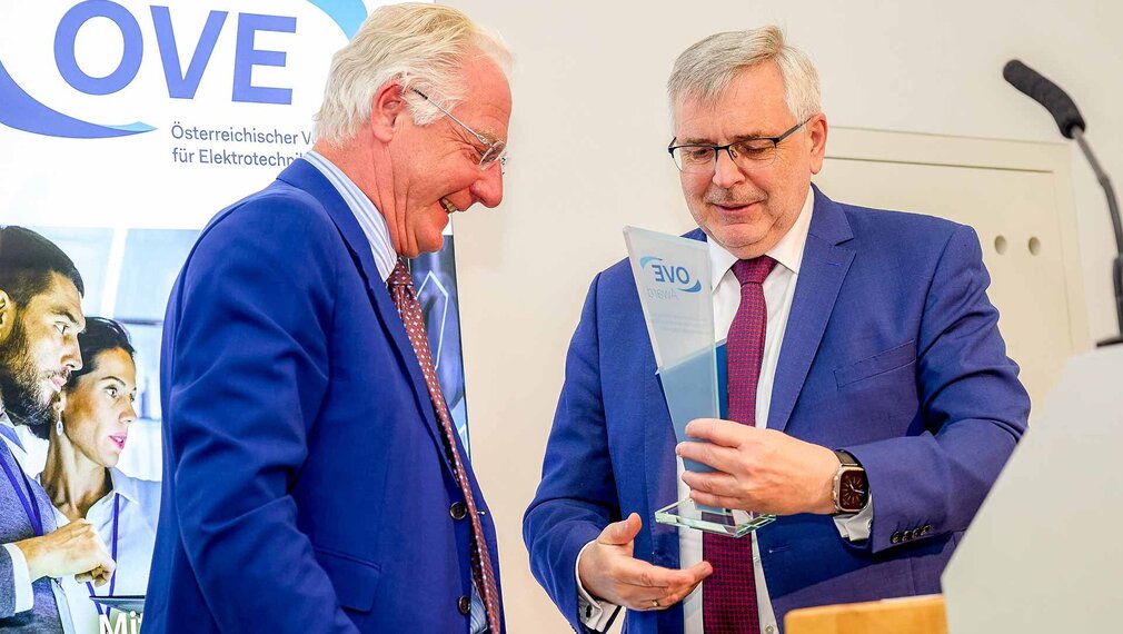 Kari Kapsch erhielt den OVE-Award ©OVE/Fürthner