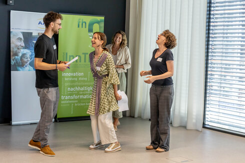 Vier Menschen spielen Improtheater