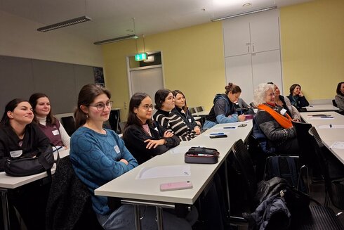 Frauengruppe im Hörsaal