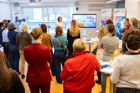 Netzwerktreffen von Frauen, Frauengruppe von hinten