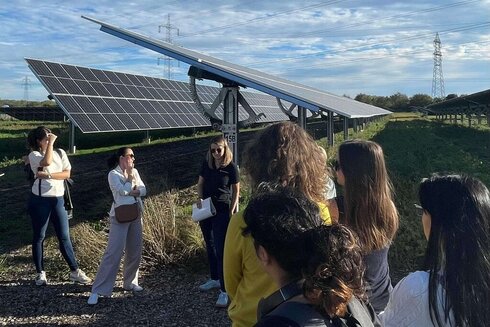 Frauengruppe vor einer Agri-PV-Anlage