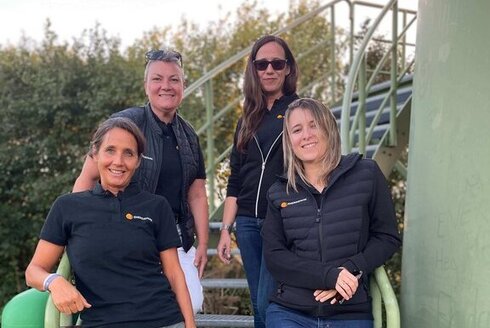 Vier Frauen auf einer Treppe