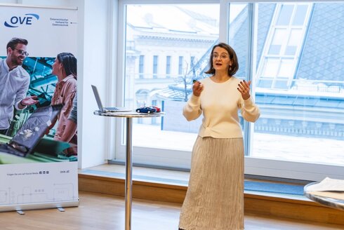 Vortragende Claudia Spary bei einem Damen-Netzwerktreffen